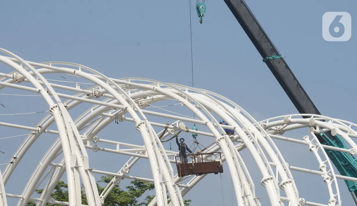 Pekerja menyelesaikan proyek pembangunan stasiun LRT Cawang-Gatot Soebroto, Jakarta, Jumat (26/6/2020). PT Adhi Karya (Persero) Tbk mencatat progres pembangunan jalur kereta api ringan atau light rail transit (LRT) Jabodebek tahap I telah mencapai 71,2% hingga 22 Mei 2020. (merdeka.com/Imam Buuhori)