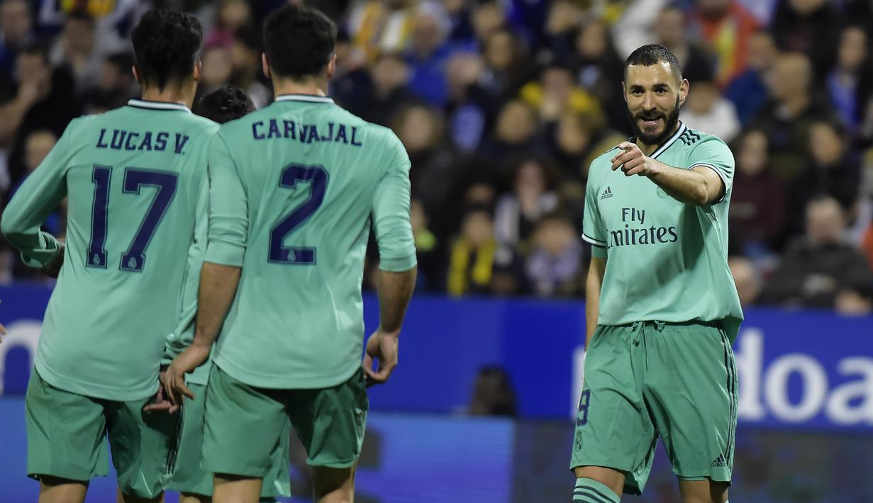 Pemain depan Real Madrid, Karim Benzema (kanan) berselebrasi dengan rekan-rekannya usai mencetak gol ke gawang Real Zaragoza pada pertandingan Copa del Rey (Piala Raja) di stadion La Romareda di Zaragoza (29/1/2020). Real Madrid menang telak 4-0 atas Zaragoza. (AFP Photo/Jose Jordan)