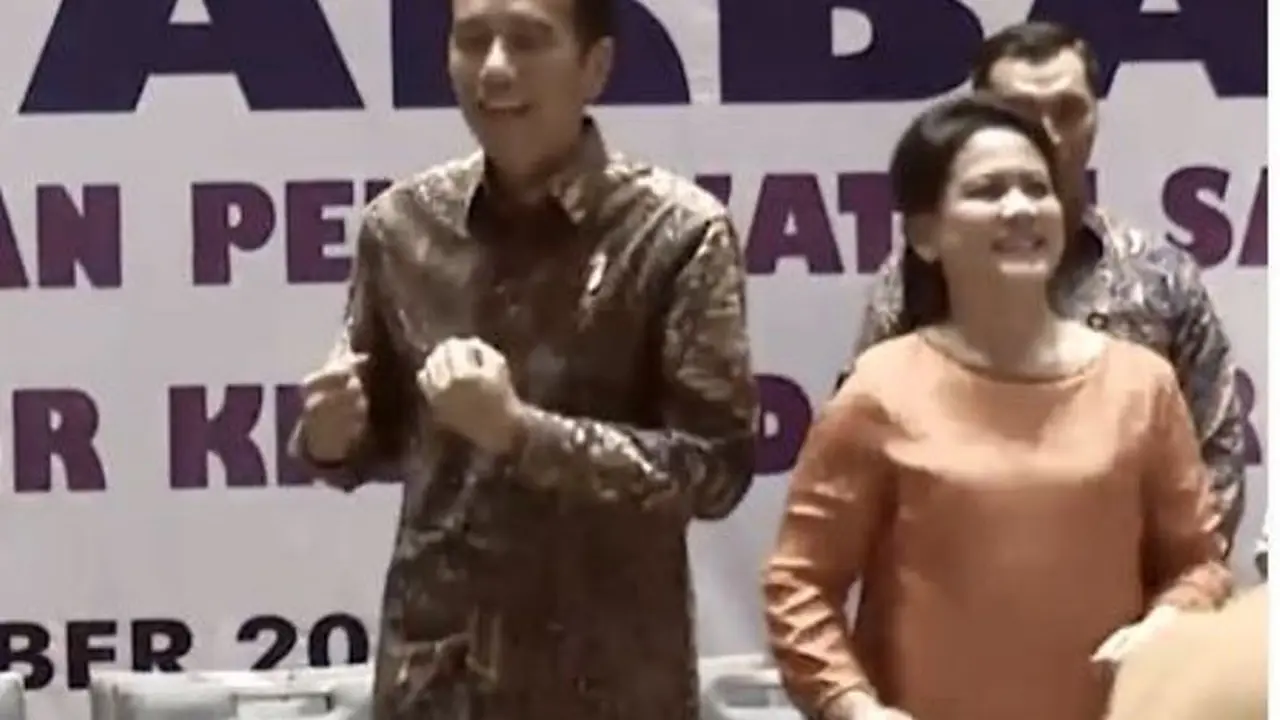 Jokowi dan Iriana joget Maumere. (Foto: Facebook Presiden Joko Widodo)