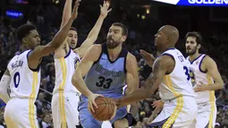 Pemain Memphis Grizzlies, Marc Gasol (33)  mencoba keluar dari kepungan para pemain Warriors pada laga NBA basketball games di ORACLE Arena, Oakland (20/12/2017). Warriors menang 97-84. (AP/Ben Margot)