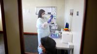 Seorang perawat menyiapkan dosis vaksin COVID-19 Pfizer-BioNTech di Rumah Sakit Santa Maria di Lisbon, Portugal (27/12/2020). Peluncuran vaksin dilakukan ketika kasus strain baru COVID-19 yang lebih menular dikonfirmasi di beberapa negara Eropa serta Kanada dan Jepang. (Xinhua/Pedro Fiuza)