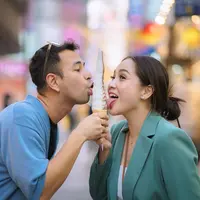 Tampil serasi dengan layering outfit serba biru sembari makan es krim bersama, vibes keduanya dipuji layaknya syuting drama Korea.