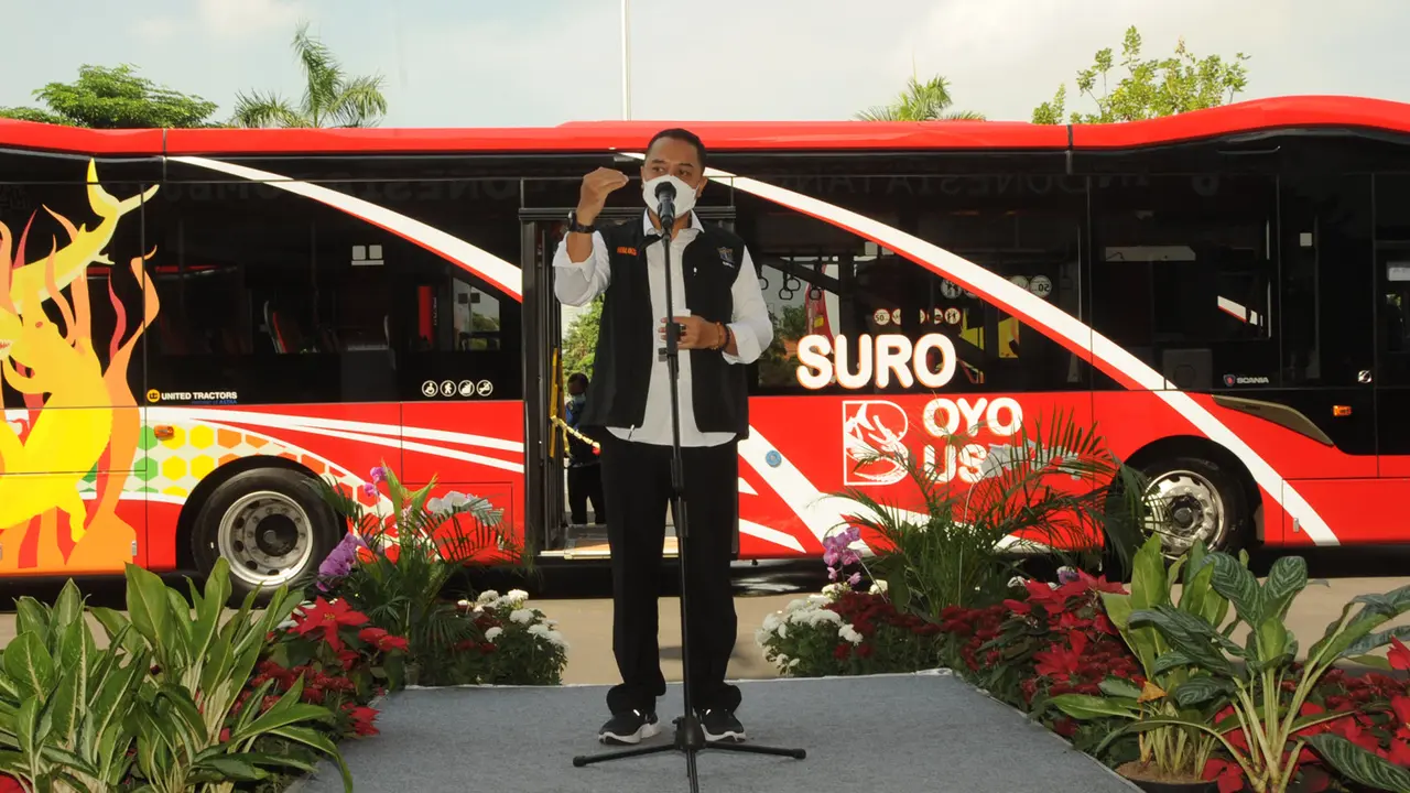 Wali kota Surabaya Eri Cahyadi meresmikan armada baru Suroboyo Bus. (Dian Kurniawan/Liputan6.com)