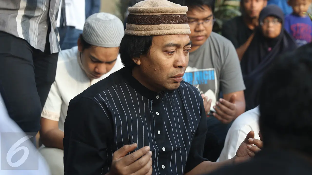 20160828-Antar Jenazah Putrinya ke Pemakaman, Komedian Komeng Terlihat Tegar-Bogor