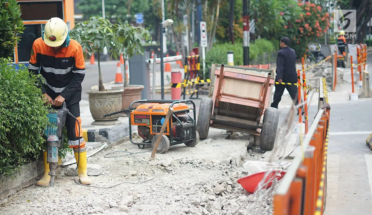 Pekerja membongkar jalur pejalan kaki (trotoar) di Jalan Cikini Raya, Jakarta, Jumat (14/6/2019). Pemprov DKI bakal melakukan revitalisasi  trotoar di Jalan Cikini Raya dan Jalan Kramat Raya sepanjang 10 kilometer dengan anggaran sebesar Rp75 miliar. (Liputan6.com/Immanuel Antonius)