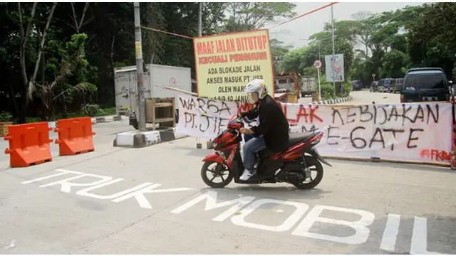 News Flash: Demo Warga Blokade Kawasan Industri Pulogadung Ricuh