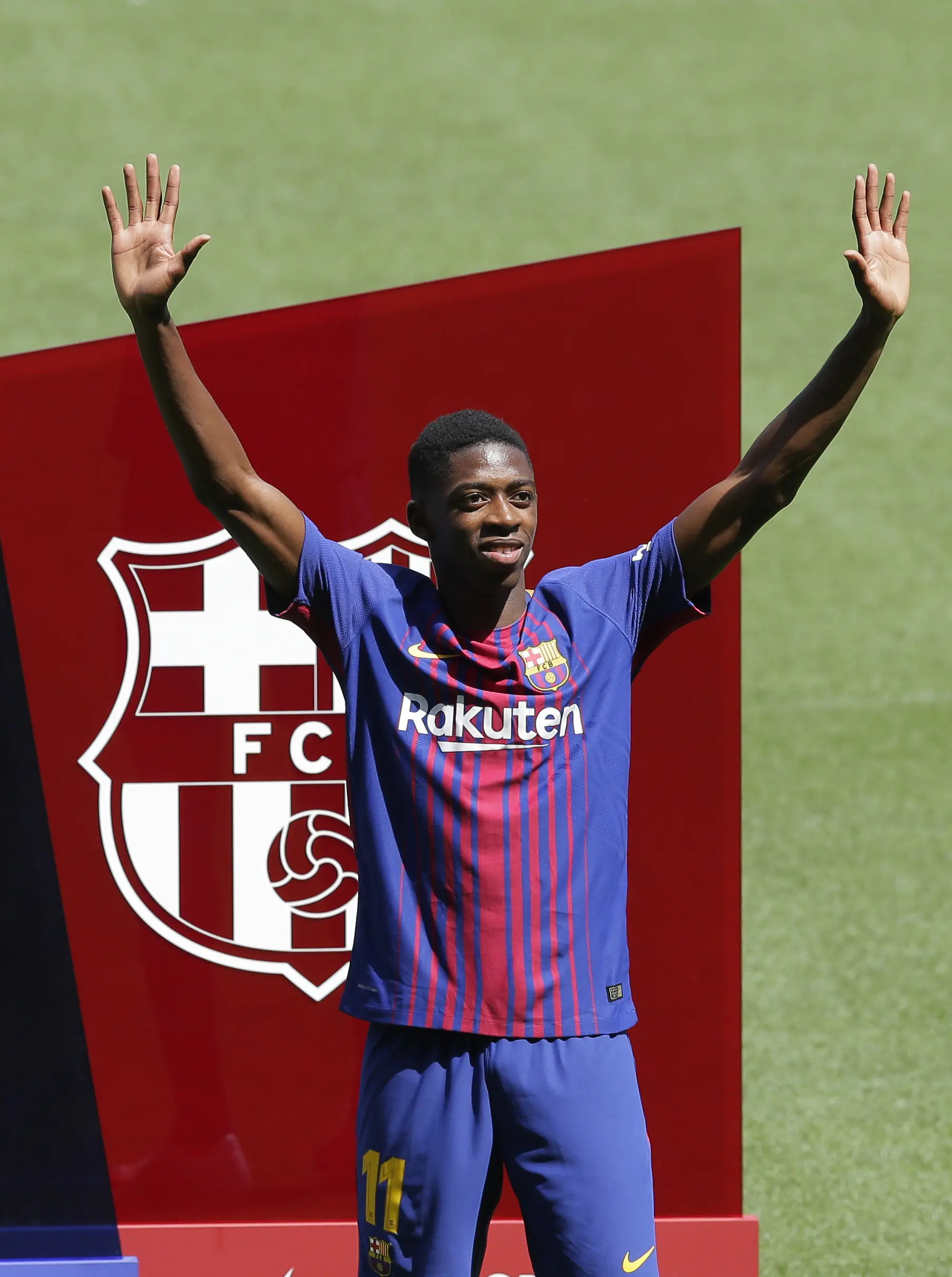 Ousmane Dembele memberikan salam kepada fans saat tiba di Camp Nou stadium, Barcelona, (27/8/2017). Barcelona menebus Ousmane Dembele sebesar Rp. 2,3 triliun dari Dortmund. (AP/Manu Fernandez)