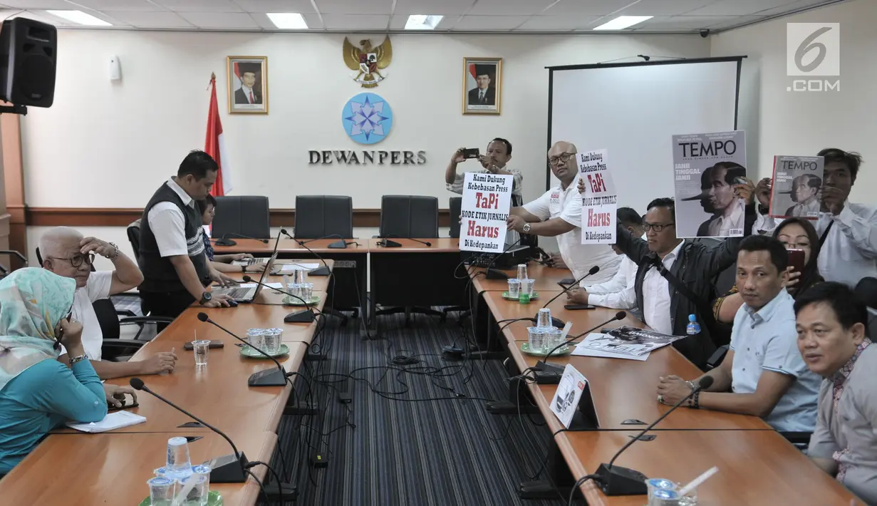 Relawan Jokowi Mania saat diterima oleh anggota dewan pers, Jakarta, Senin (16/9/2019). Relawan Jokowi Mania juga menuntut Dewan Pers untuk memanggil penanggung jawab Majalah Tempo untuk menjelaskan maksud dari cover tersebut. (merdeka.com/Iqbal S. Nugroho)