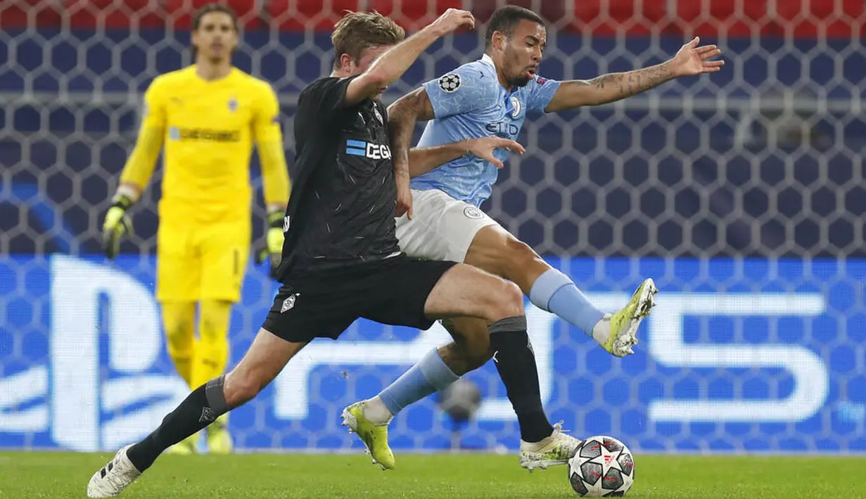 Striker Manchester City, Gabriel Jesus, berebut bola dengan pemain Borussia Moenchengladbach, Christoph Kramer, pada laga Liga Champions di Puskas Arena, Kamis (25/02/2021). City menang dengan skor 2-0. (AP/Laszlo Balogh)