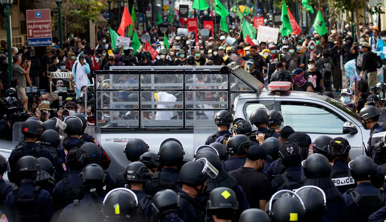 Polisi antihuru-hara memblokir pengunjuk rasa yang berbaris menuju tempat KTT APEC di Bangkok, Thailand, Jumat (18/11/2022). KTT APEC yang berlangsung pada tanggal 18-19 November 2022 diwarnai aksi unjuk rasa. (AP Photo/Wason Wanichakorn)