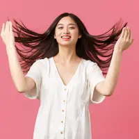 Cara sederhana merawat rambut panjang yang kering agar tetap lembut, sehat, dan terjaga kelembabannya melalui langkah perawatan harian yang efektif. (Foto: benzoix/Freepik)