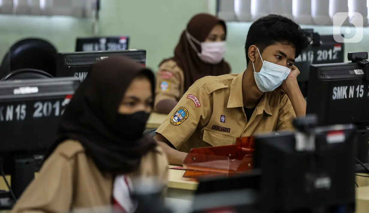 Sejumlah siswa mengikuti pelaksanaan Asesmen Nasional  Berbasis Komputer (ANBK) 2021 di SMK 15, Jakarta, Rabu (22/9/2021). ANBK  SMK  digelar 20-23 September 2021 dengan mematuhi protokol kesehatan dan ANBK merupakan pengganti Ujian Nasional (UN). (Liputan6.com/Johan Tallo)