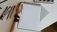 Ilustrasi seseorang menulis dengan tangan kiri. (Unsplash/Kelly Sikkema)