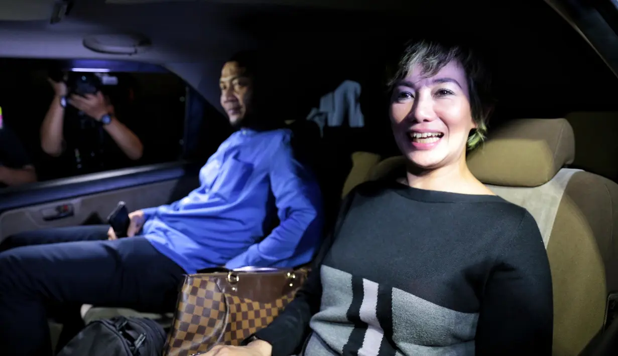 Ia mengaku menjawab semua pertanyaan dari penyidik. "Menerima 39 pertanyaan dan sudah saya jawab semuanya," tandasnya seraya berlalu. (Adrian Putra/Bintang.com)