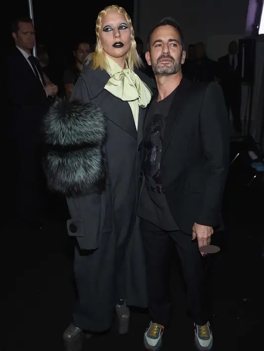 Lady Gaga berpose bersama Marc Jacobs, desainer kenamaan asal Amerika Serikat. Pelantun ‘Applause’ ini bersama para model lainnya memamerkan koleksi musim gugur/musim dingin sang desainer. (AFP/Bintang.com)