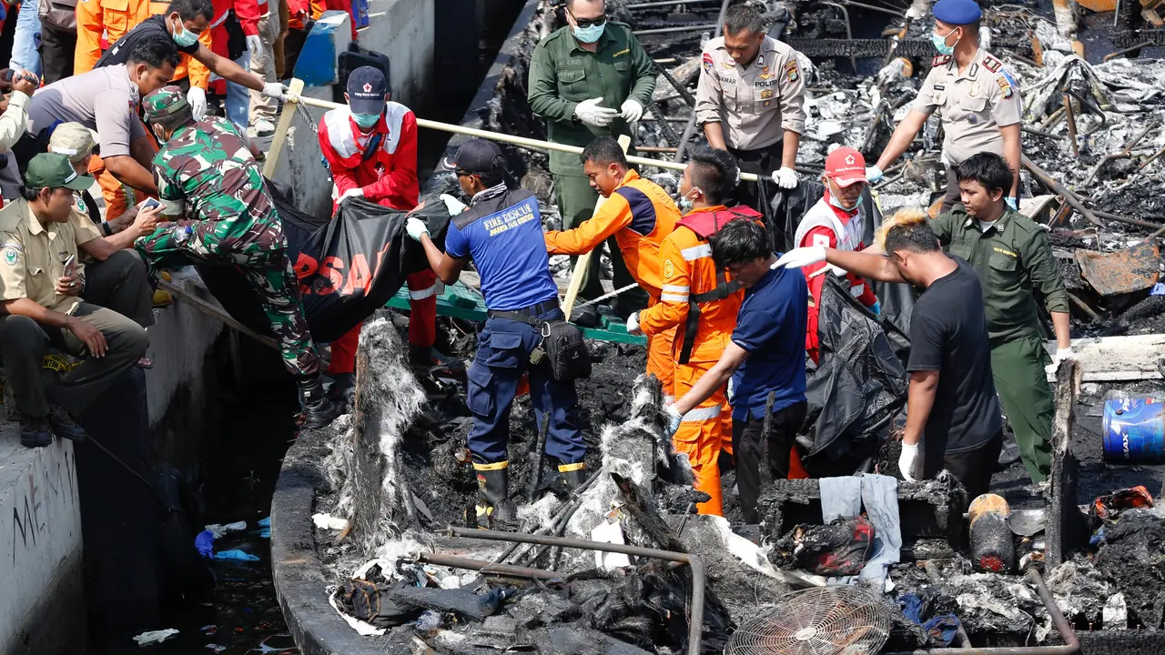 20170101-Kapal Wisata Zahro Express Terbakar di Muara Angke-Jakarta