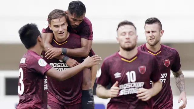 Para pemain PSM Makassar merayakan gol yang dicetak Eero Markkanen ke gawang Lao Toyota FC pada laga Piala AFC 2019. (Bola.com/M. Iqbal Ichsan)