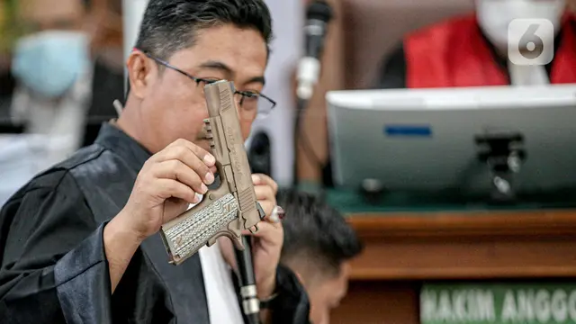 BARANG BUKTI SENJATA KASUS PEMBUNUHAN BRIGADIR YOSUA