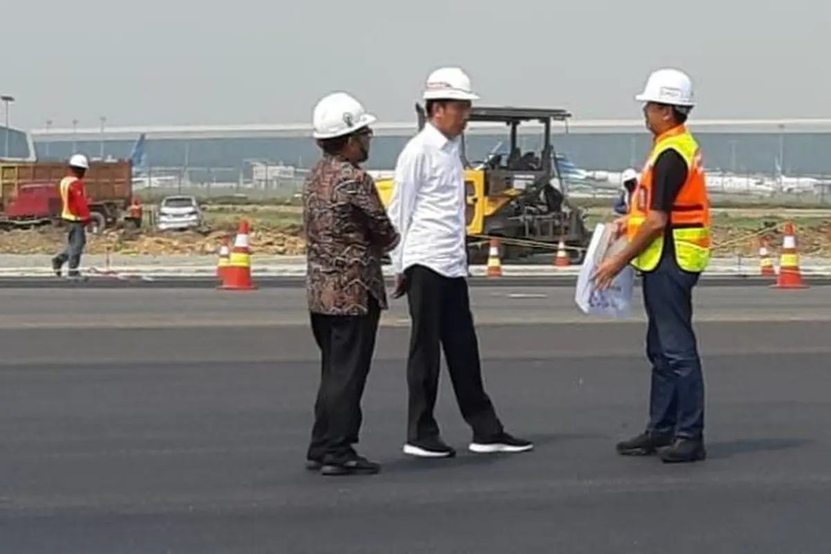 Presiden Joko Widodo (Jokowi) meninjau progres pembangunan Runway 3 Bandara Internasional Soekarno Hatta, Kota Tangerang, Jumat (21/6/2019).
