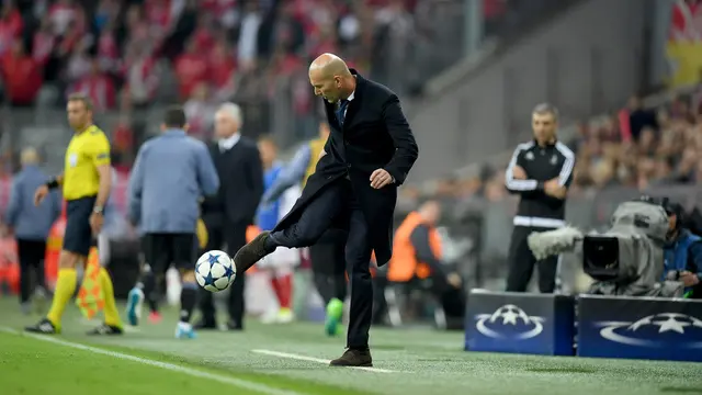 Zinedine Zidane (Bayern Munchen v Real Madrid)