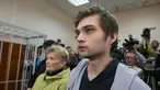 Ruslan Sokolovsky, seorang blogger Rusia, menghadiri persidangan di Pengadilan Kota Yekaterinburg, Kamis (11/5). Blogger 22 tahun itu dijatuhi hukuman 3,5 tahun penjara karena bermain gim Pokemon Go di sebuah gereja ortodoks. (Konstantin Melnitskiy/AFP)