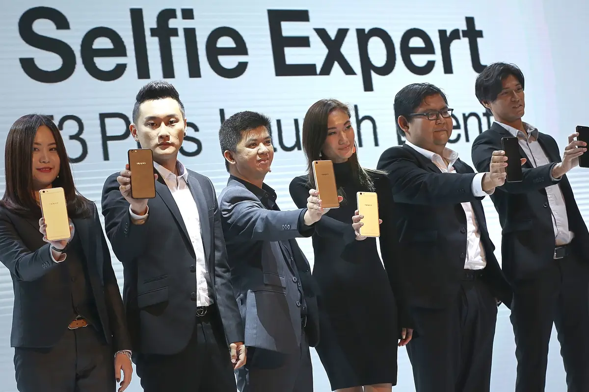 Oppo F3 Plus Jadi Teman Setia Marshal Sastra dan Ayu Gani