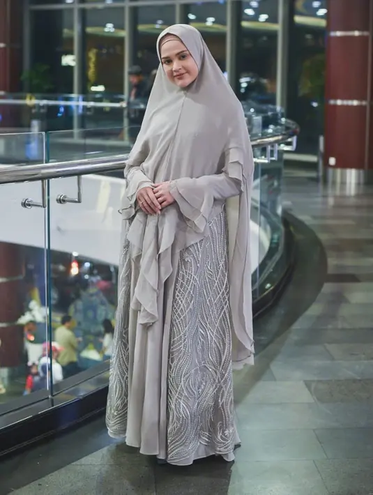 Meyriska juga tampil anggun dengan gamis dan jilbab syari bewarna abu-abu. Dengan sedikit aksen brokat di bagian bawahnya membuat wanita berwajah manis ini terlihat anggun.  (Liputan6.com/IG/cutratumeyriska)
