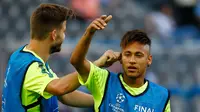 Penyerang Barcelona, Neymar berbincang dengan Gerard Pique saat melakukan sesi latihan di Olympiastadion Berlin, Jerman (5/6/2015). Barcelona akan menghadapi Juventus di Final Liga Champions. (Reuters/Kai Pfaffenbach)
