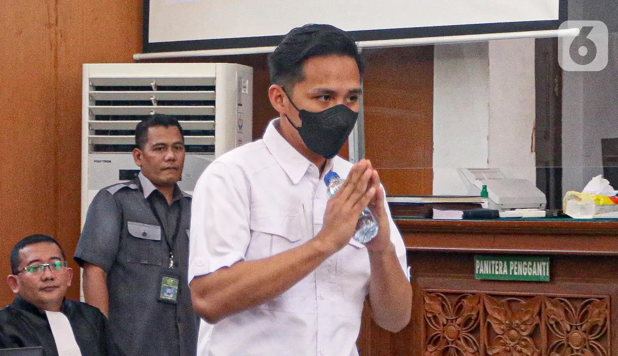 <p>Richard Eliezer saat menjadi saksi dalam sidang lanjutan kasus pembunuhan Brigadir Yosua Hutabarat atau Brigadir J dengan terdakwa Ferdy Sambo dan Putri Candrawathi di Pengadilan Negeri Jakarta Selatan, Jakarta, Selasa (13/12/2022). Sidang tersebut beragendakan mendengarkan kesaksian tiga orang saksi yakni Richard Eliezer, Ricky Rizal, dan Kuat Ma'ruf. (Liputan6.com/Faizal Fanani)</p>