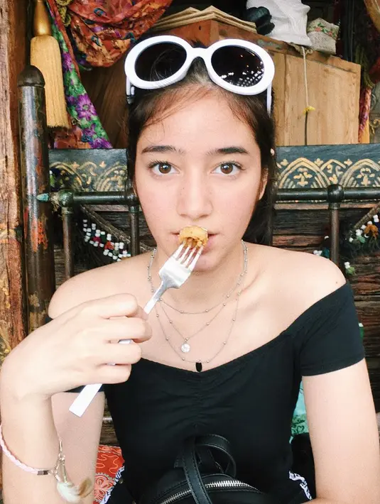Aura kecantikan pemeran Nadine di sinetron Magic Tumbler ini memang begitu terpancarkan saat berfoto seperti ini. Kacamata besar dengan frame samping berwarna putih menjadi aksesoris yang pas saat ditaruh di atas kepalanya. (Liputan6.com/IG/@danniasalsabilla)