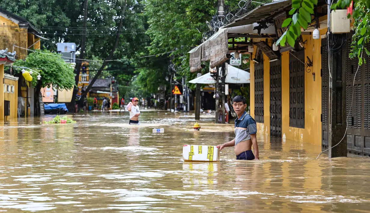 Seorang pria terlihat berdiri di jalanan yang terendam banjir setelah hujan deras di Hoi An, Vietnam, Kamis 30 Oktober 2025. Badan Meteorologi Vietnam memperkirakan hujan deras masih akan mengguyur wilayah tengah negara itu selama dua hari ke depan, dengan curah hujan di beberapa lokasi diperkirakan tetap di atas 400 milimeter mulai Rabu (29/10) pagi hingga Kamis (30/10/2025) malam waktu setempat. (NHAC NGUYEN/AFP)