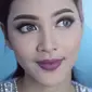 Makeup bisa menjadi andalan untuk tampil menarik saat Hari Lebaran. Intip cara membuat makeup natural glam ala Makeup Artist Yoga Septa ini.