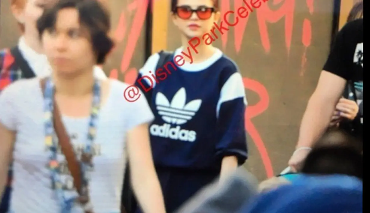 Di waktu luang yang dimilikinya, kali ini Selena menggunakannya bersama keluarga. Terlihat, Selena sedang berada di Disneyland bersama keluarga. Ia tampak menikmati waktu berliburnya itu. (SelenaHQ/Twitter)