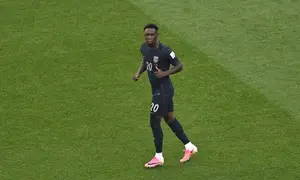 Folarin Balogun #20 dari Timnas Amerika Serikat memperhatikan sebelum pertandingan babak 16 besar Piala Dunia 2026 antara AS dan Belgia di Stadion Seattle pada 7 Juli 2026 di Seattle, Washington. (David Ramos/Getty Images via AFP)