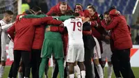 Para pemain AC Milan merayakan kemenangan atas AS Roma pada lanjutan Serie A di Rome Olympic stadium, (25/2/2018). AC Milan menang 2-0. (AP/Alessandra Tarantino)