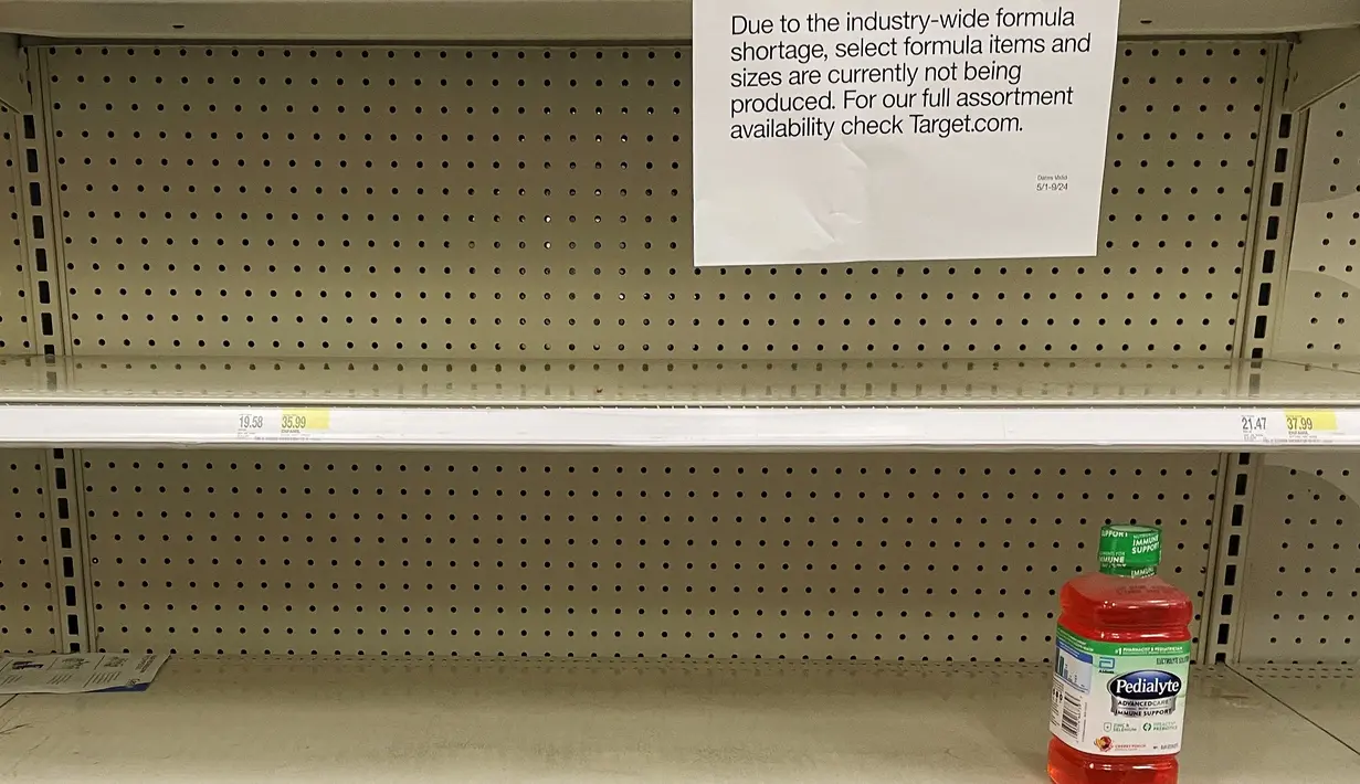 <p>Rak susu formula bayi kosong terlihat di Target di Annapolis, Maryland, AS pada 16 Mei 2022. Kelangkaan susu formula bayi secara nasional berlanjut karena krisis rantai pasokan terkait dengan pandemi covid-19 yang telah membebani stok susu formula negara, sebuah masalah yang semakin diperburuk oleh penarikan produk utama pada bulan Februari. (Jim WATSON / AFP)</p>