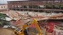 Ambruknya bangunan proyek ruko tiga lantai itu diduga akibat kesalahan pondasi dan mengakibatkan tertimbunnya puluhan pekerja konstruksi di bawahnya, (3/6/2014). (ANTARA FOTO/Rio Ferdinanto)