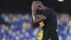 Striker Inter Milan, Romelu Lukaku, tertunduk lesu usai ditahan imbang Napoli pada laga Coppa Italia di San Paolo, Minggu (14/5/2020). Kedua tim bermain imbang 1-1. (AP/Cafaro)