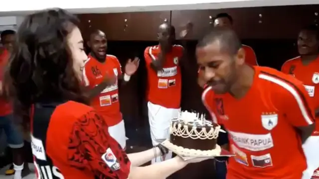 Ian Louis Kabes genap berusia 30 tahun pada hari ini (14/5/2016). Gelandang andalan Persipura Jayapura itu mendapatkan sebuah kejutan dari sang kekasih dan terlihat raut wajah malu dari sang pemain.