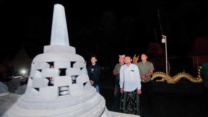 Gus Makki diajak berkeliling di sebuah candi di area vihara yang menjadi daya tarik para umat Buddha di Banyuwangi (Istimewa)