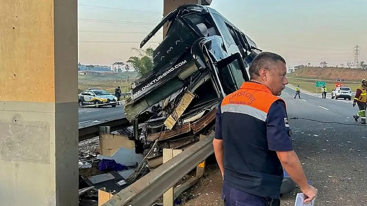 Kecelakaan bus wisata menabrak pilar jalan raya di negara bagian Sao Paulo, Brasil tenggara pada 5 Juli 2024. (AFP)
