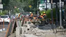 Pekerja membongkar trotoar lama di Jalan Cikini Raya, Taman Ismail Marzuki (TIM), Jakarta, Selasa (18/6/2019). Revitalisasi trotoar TIM hingga Jalan Diponegoro ditargetkan rampung pada Desember 2019. (merdeka.com/Imam Buhori)