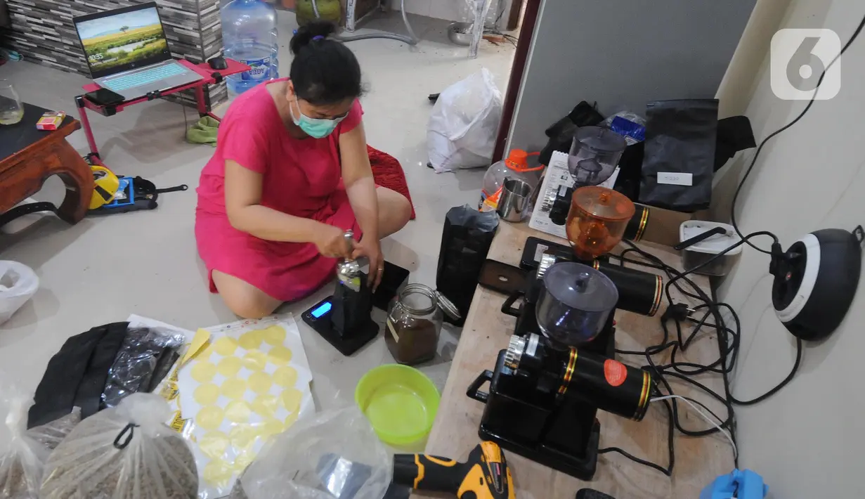 Ibu Rythia (35) menimbang kopi untuk dipasarkan secara online di rumahnya di kawasan Nusa Dua, Bali (7/9/2021). Dengan kopi hasil petani wilayah Kintamani dan Pupuan Bali yang diolahnya, ia mampu menghasilkan pendapatan rata-rata 7 hingga 8 juta perbulan. (merdeka.com/Arie Basuki)