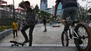 Warga bermain skateboard di Taman Spot Budaya, Dukuh Atas, Jakarta, Selasa (20/08/2019). Taman Spot Budaya Dukuh Atas ini merupakan salah satu program Pemprov DKI menyediakan ruang terbuka hijau ketiga untuk memberikan ruang interaksi kepada masyarakat. (Liputan6.com/Johan Tallo)