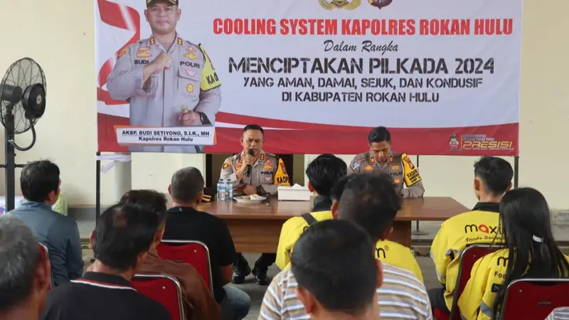 Kapolres Rokan Hulu AKBP Budi Setiyono dan Kasat Lantas AKP Tatit Rizkyan dalam sosialisasi Pilkada damai dan penyerahan bantuan sembako Hari Lalu Lintas Bhayangkara.