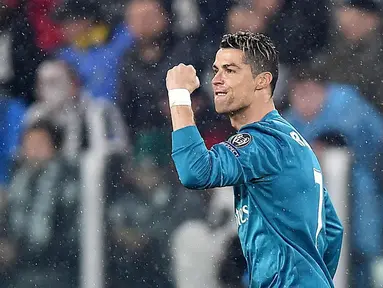 Pemain Real Madrid, Cristiano Ronaldo mencetak dua gol saat timnya menang telak atas tuan rumah Juventus pada laga leg pertama perempat final Liga Champions di Allianz stadium, Turin, (3/4/2018). Real Madrid menang 3-0.  (Alessandro Di Marco/ANSA via AP)