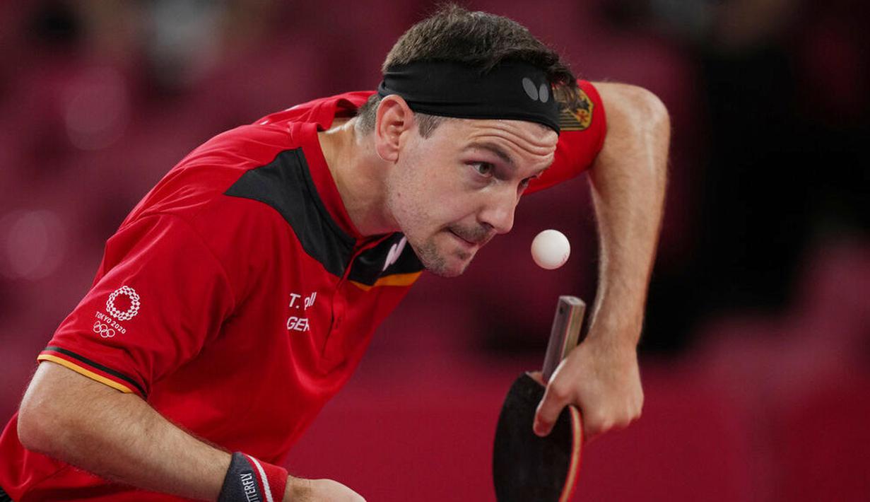 Petenis Jerman, Timo Boll, saat bertanding melawan atlet tenis meja Kazakhstan, Kirill Gerassimenko, pada pertandingan putaran ketiga di Olimpiade Tokyo 2020, Senin, (26/7/2021). (Foto: AP/Kin Cheung)