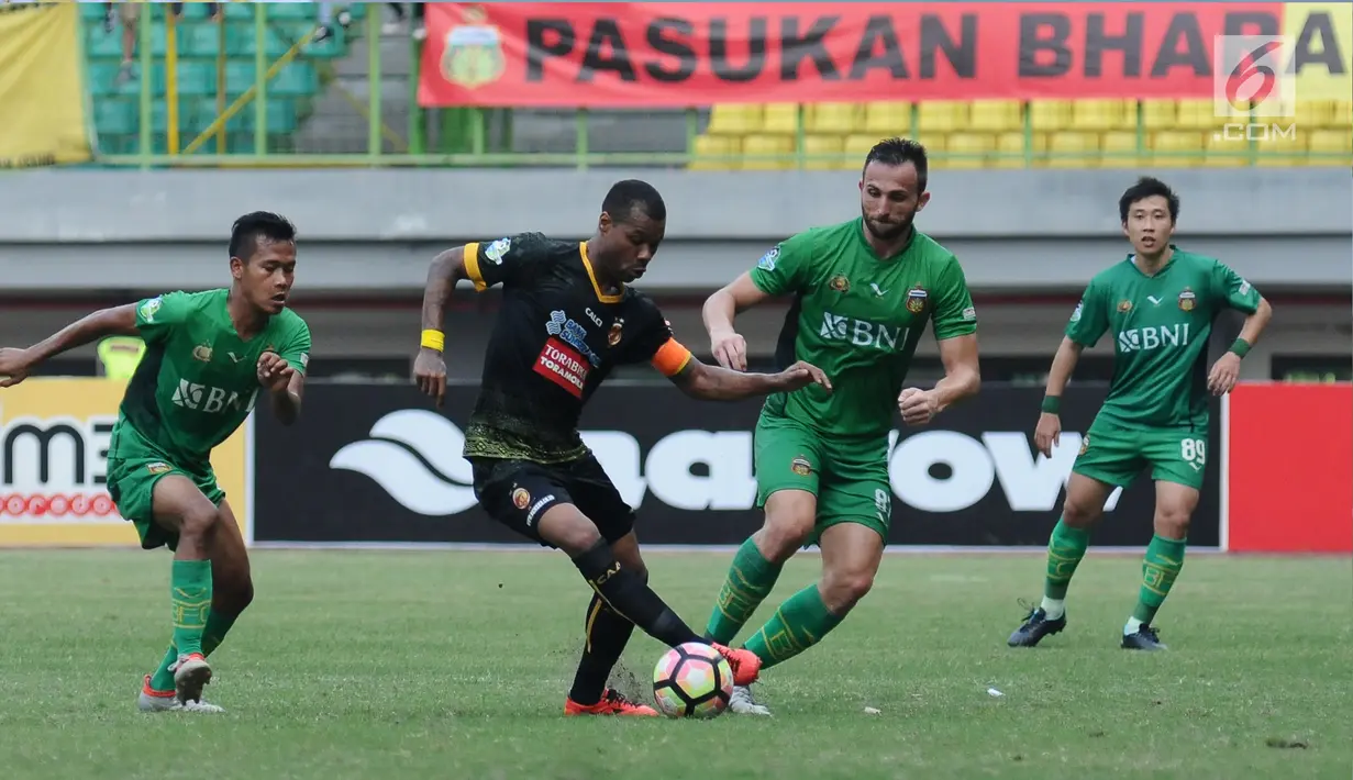 Penyerang Sriwijaya FC, Hilton Moreira (kedua kiri) mencoba lolos dari kawalan pemain Bhayangkara FC pada lanjutan Liga 1 Indonesia di Stadion Patriot Candrabhaga, Bekasi, Minggu (20/8). Bhayangkara FC menang 2-1. (Liputan6.com/Helmi Fithriansyah)