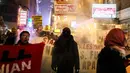 Orang-orang melambaikan tangan saat mereka berbaris dalam sebuah demonstrasi pro-Palestina, di New York City, Amerika Serikat pada tanggal 16 Januari 2025. (CHARLY TRIBALLEAU/AFP)