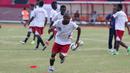 Aksi pemain Persipura Jayapura, Boaz Solossa, saat latihan di Stadion Mandala, Jayapura, Kamis (28/4/2016) jelang laga perdana Torabika Soccer Championship 2016 presented by IM3 Ooredoo. (Bola.com/Nicklas Hanoatubun)